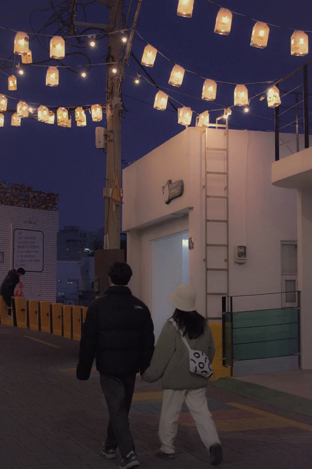 밤길을 함께 걷는 두 사람의 뒷모습 — 30일 안의 재회와 연락 흐름을 묻는 타로